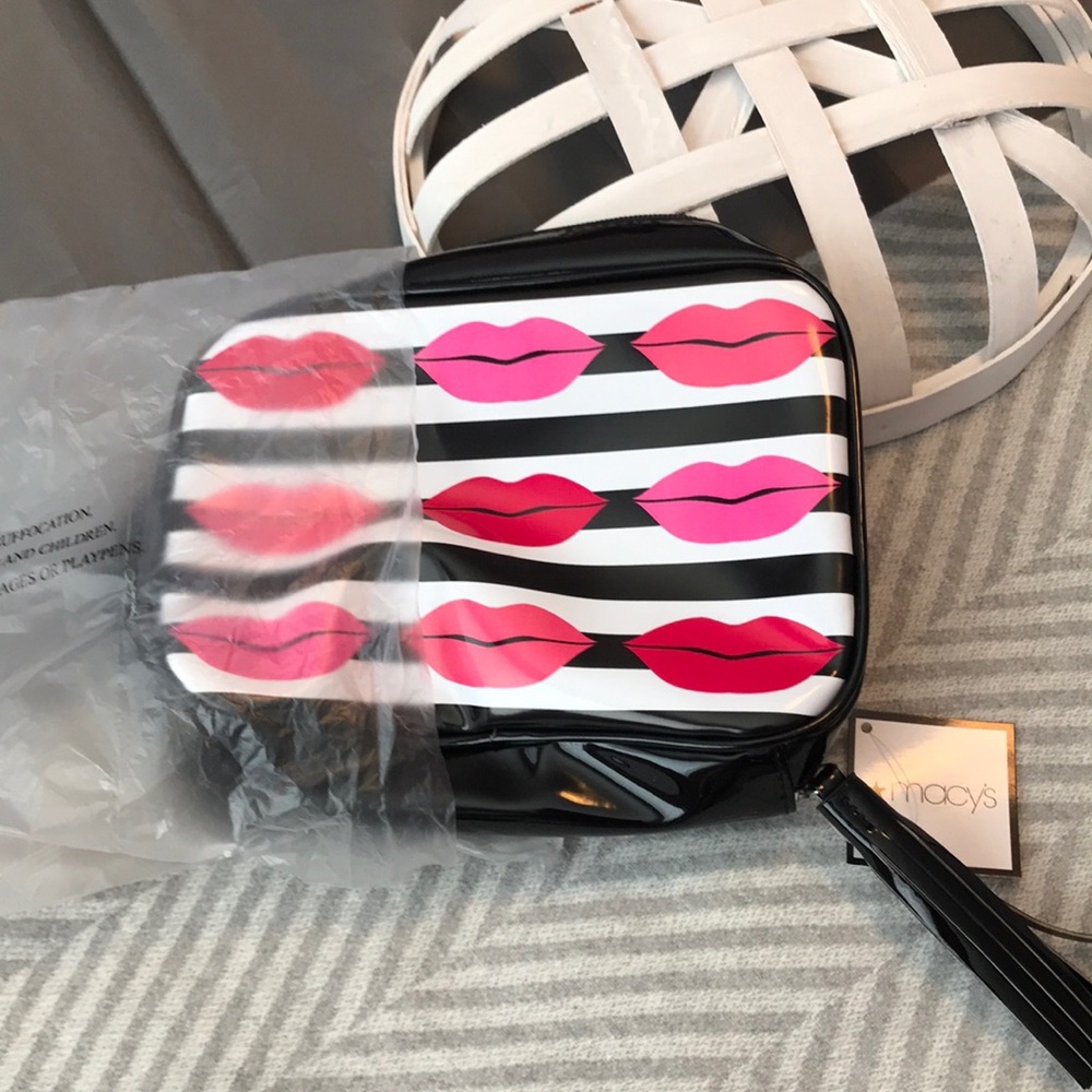 NWT makeup pouch Macy’s lips patent leather